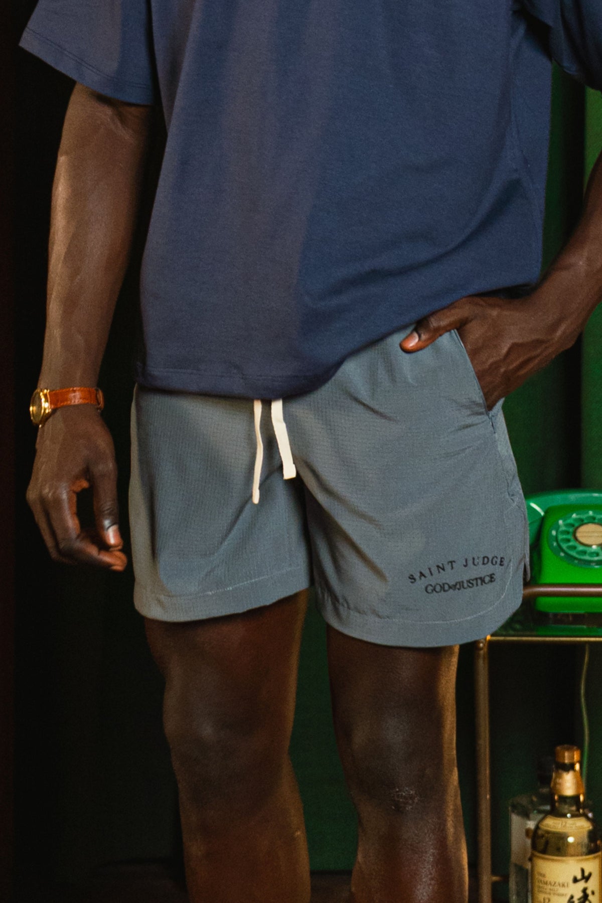 Shorts God of Justice Cinza